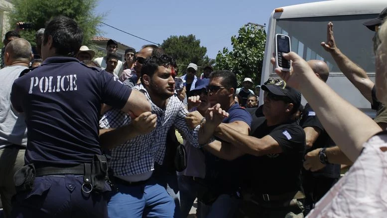 Ρατσισμός κατά των Ελλήνων: Εχει υποστεί ζημιές το σπίτι σου από μετανάστες; – Δεν θα πάρεις καμία αποζημίωση! – Απόφαση-σκάνδαλο των ΣΥΡΙΖαίων